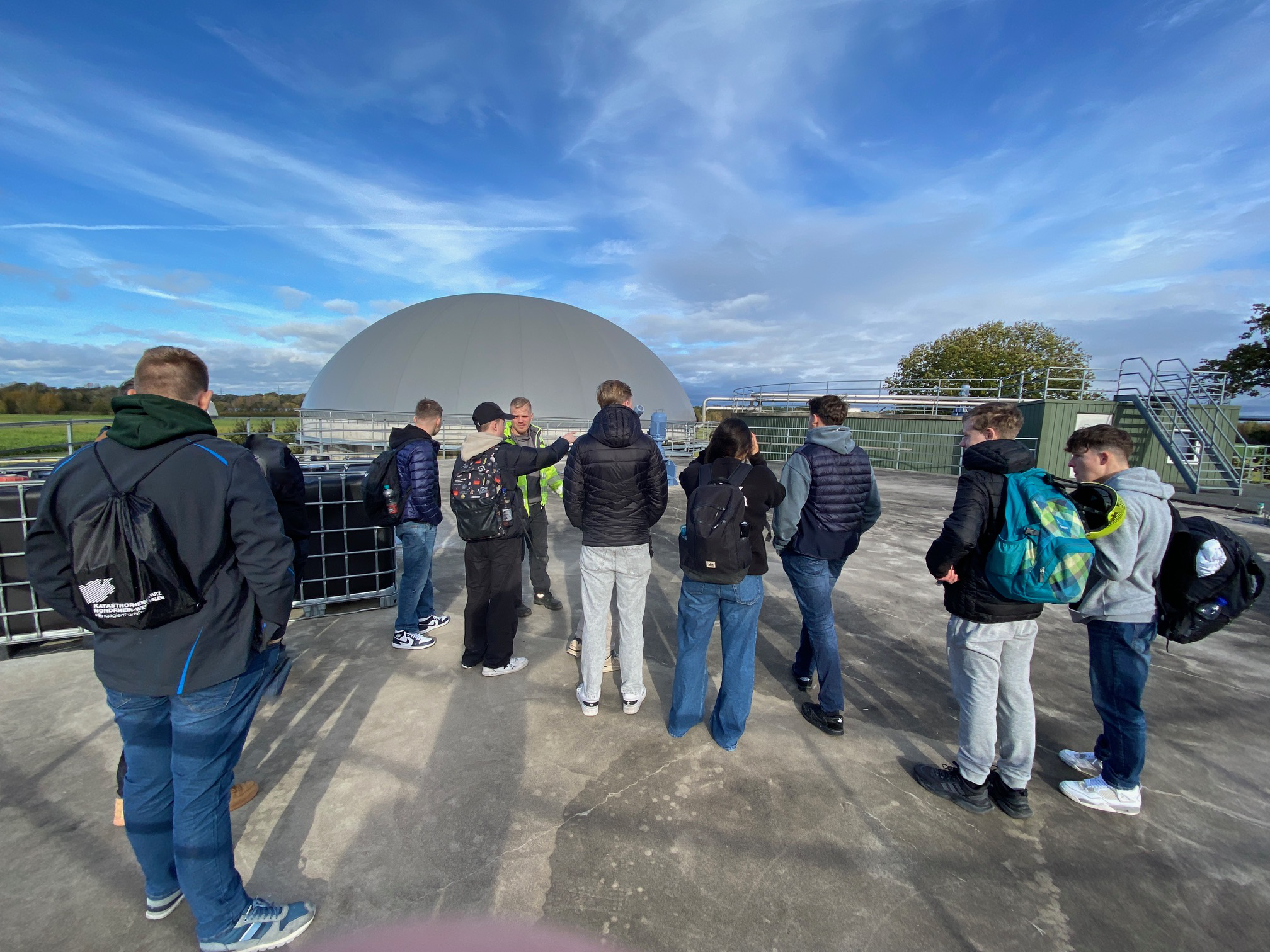 Nachhaltige Energie hautnah: Schüler*innen besichtigen Biogasanlage in Sande