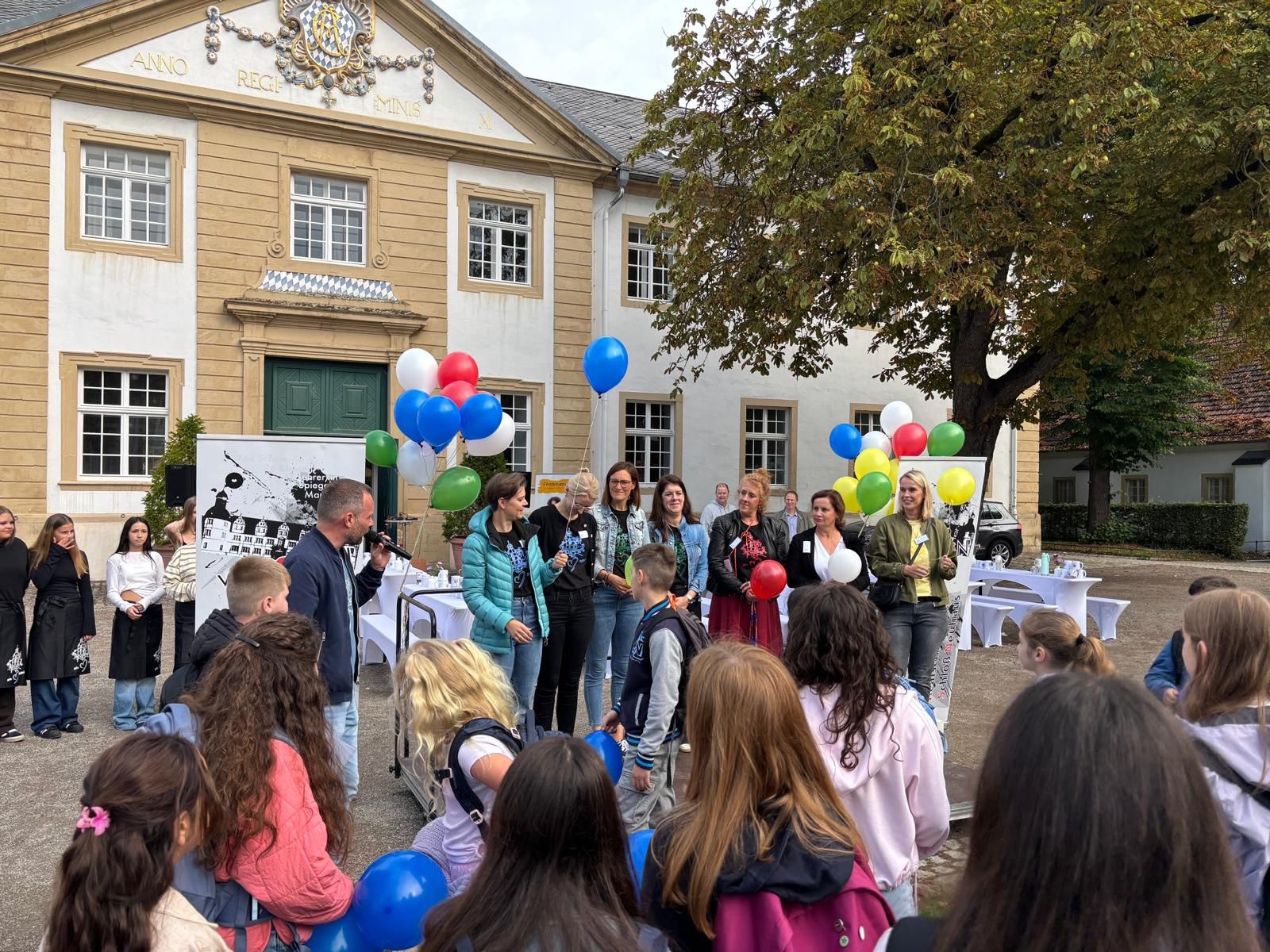 Herzlich willkommen an der Realschule Schloß Neuhaus!